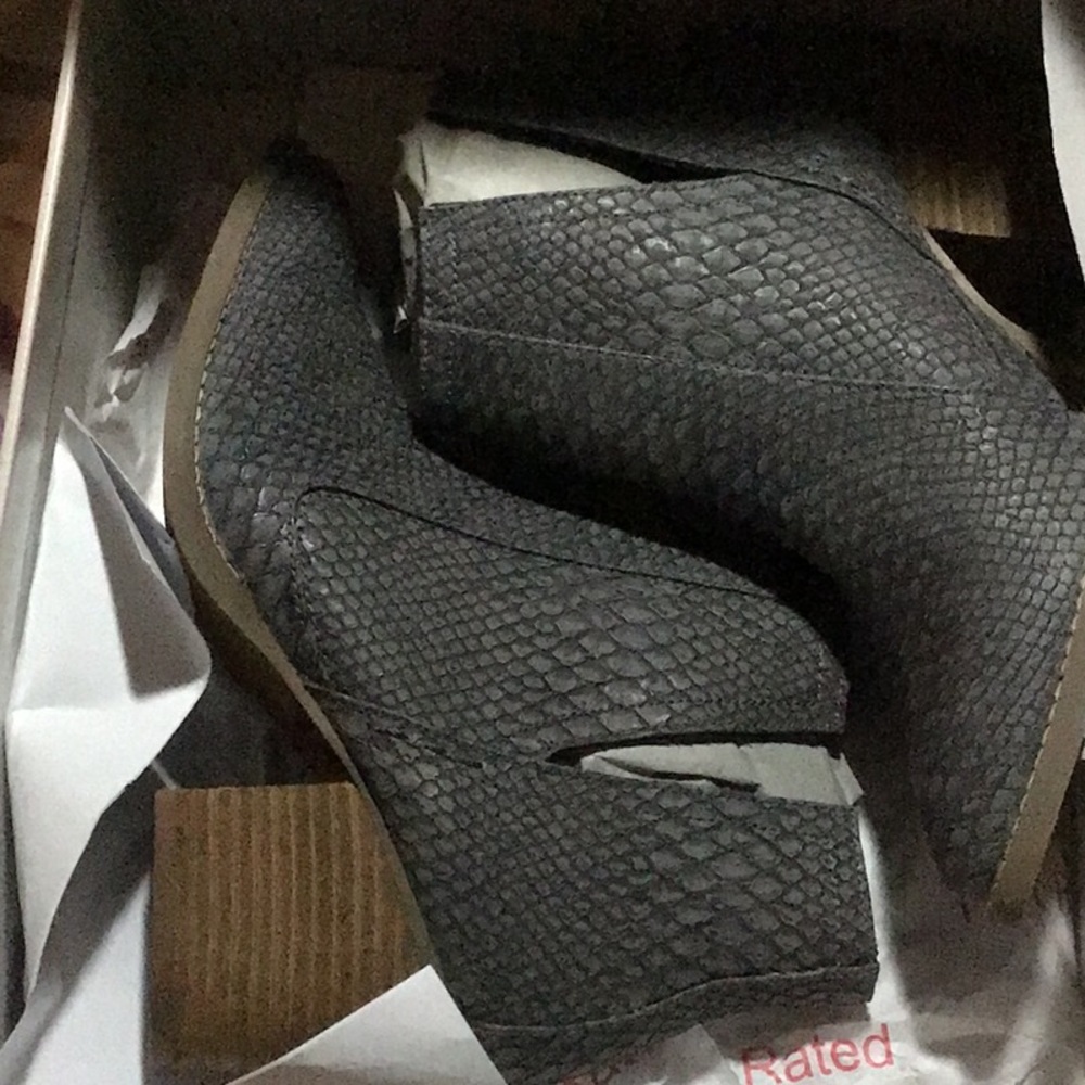 Not Rated Tarim Ankle Bootie 7M Charcoal Snake New - Picture 8 of 10